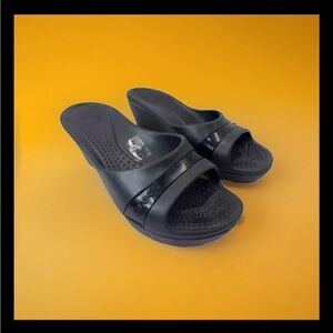 Crocs Women's Black “Sassari”Sandals Open-Toe Slip On Comfort Heels Size 9 MINT!
